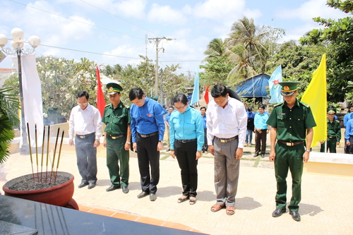 Bí thư Trung ương Đoàn Nguyễn Long Hải  viếng bia tưởng niệm vụ thảm sát 21 người dân vô tội tại xã Thạnh Phong